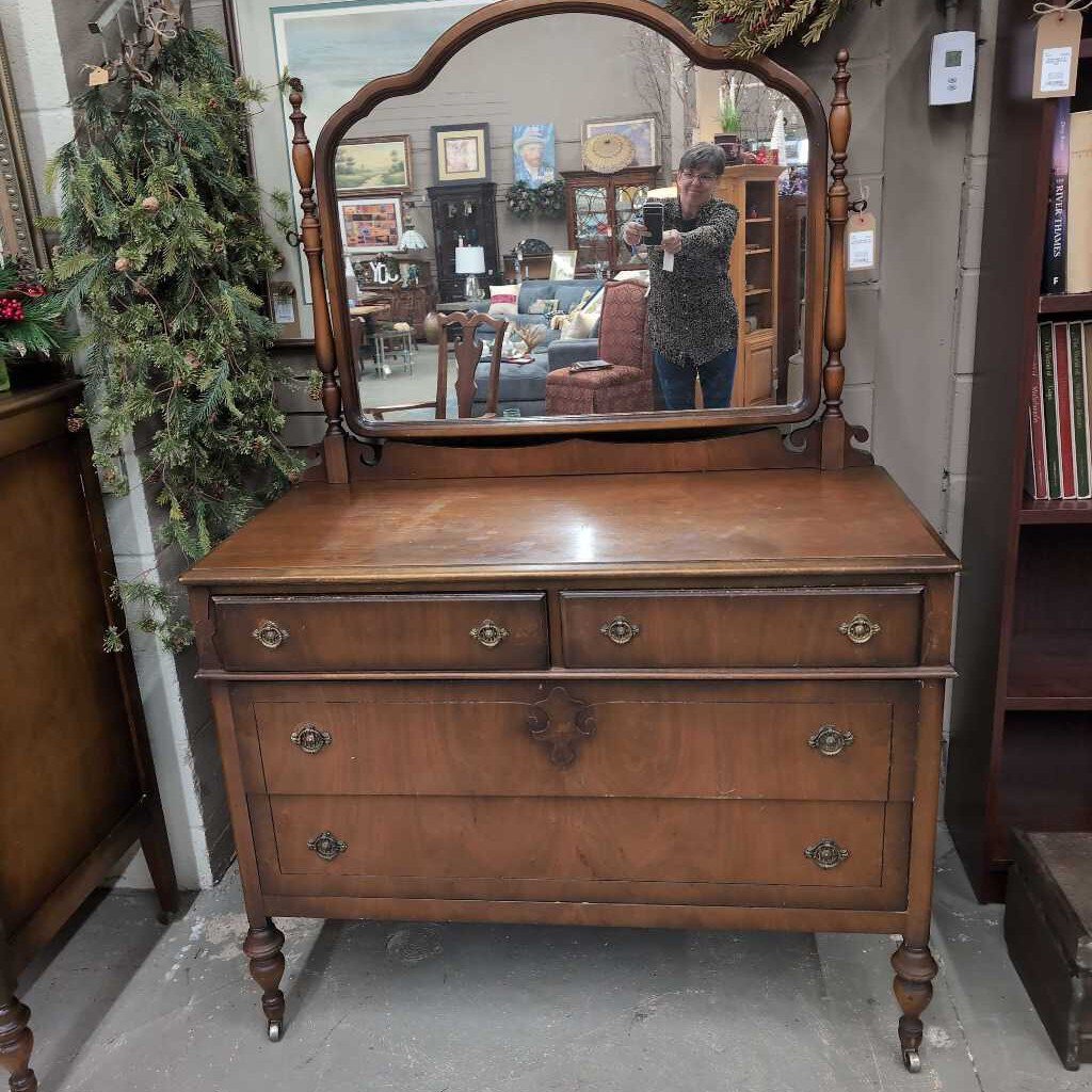 Vanity Dresser w Mirror