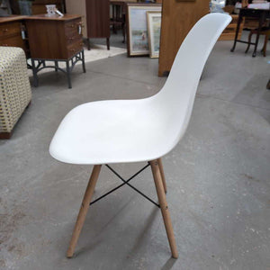 White Desk Chair w Wood Legs