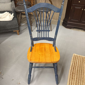 Round Oak Dining Table w 2-8" leaves - 2 Green Chairs & 2 Blue Chairs