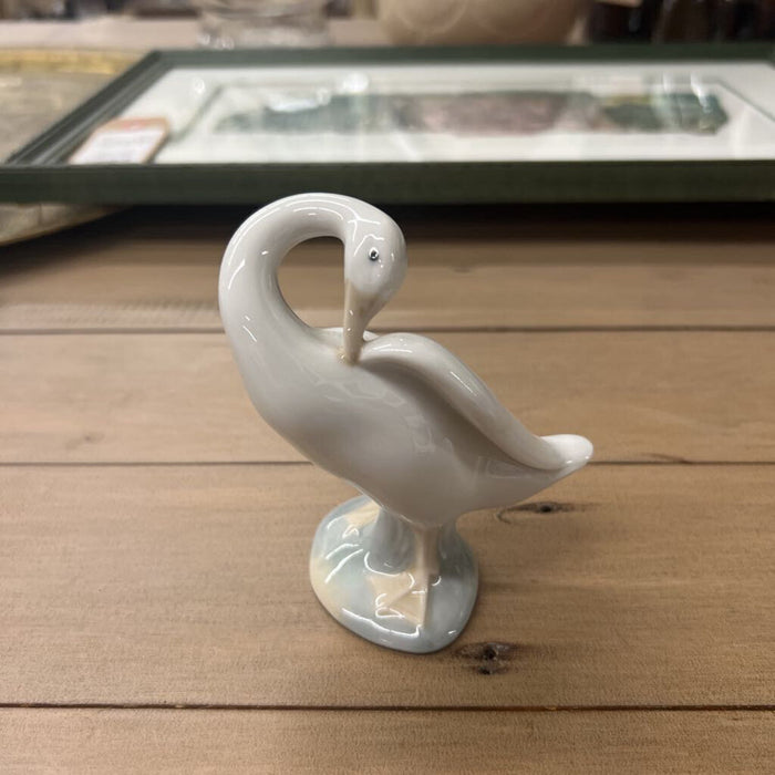 Llandro Preening Goose Porcelain Figurine