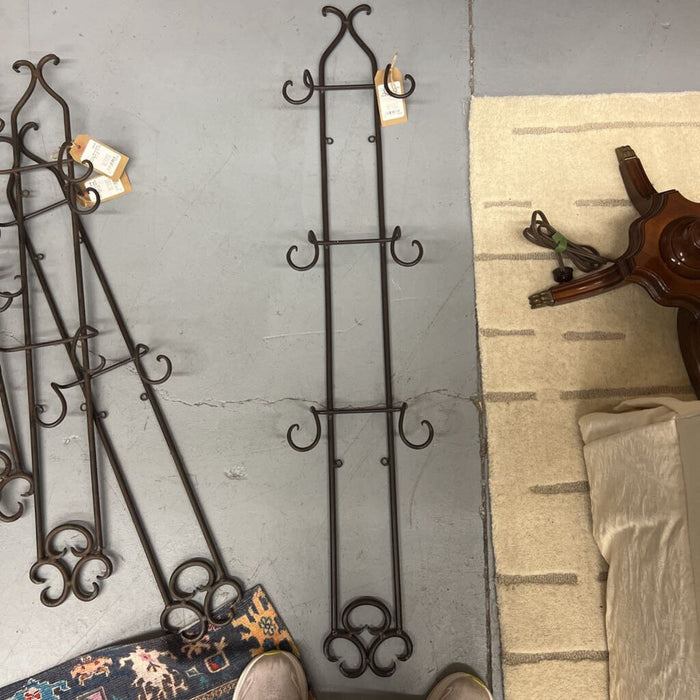 Metal Wall Plate Rack w Scroll