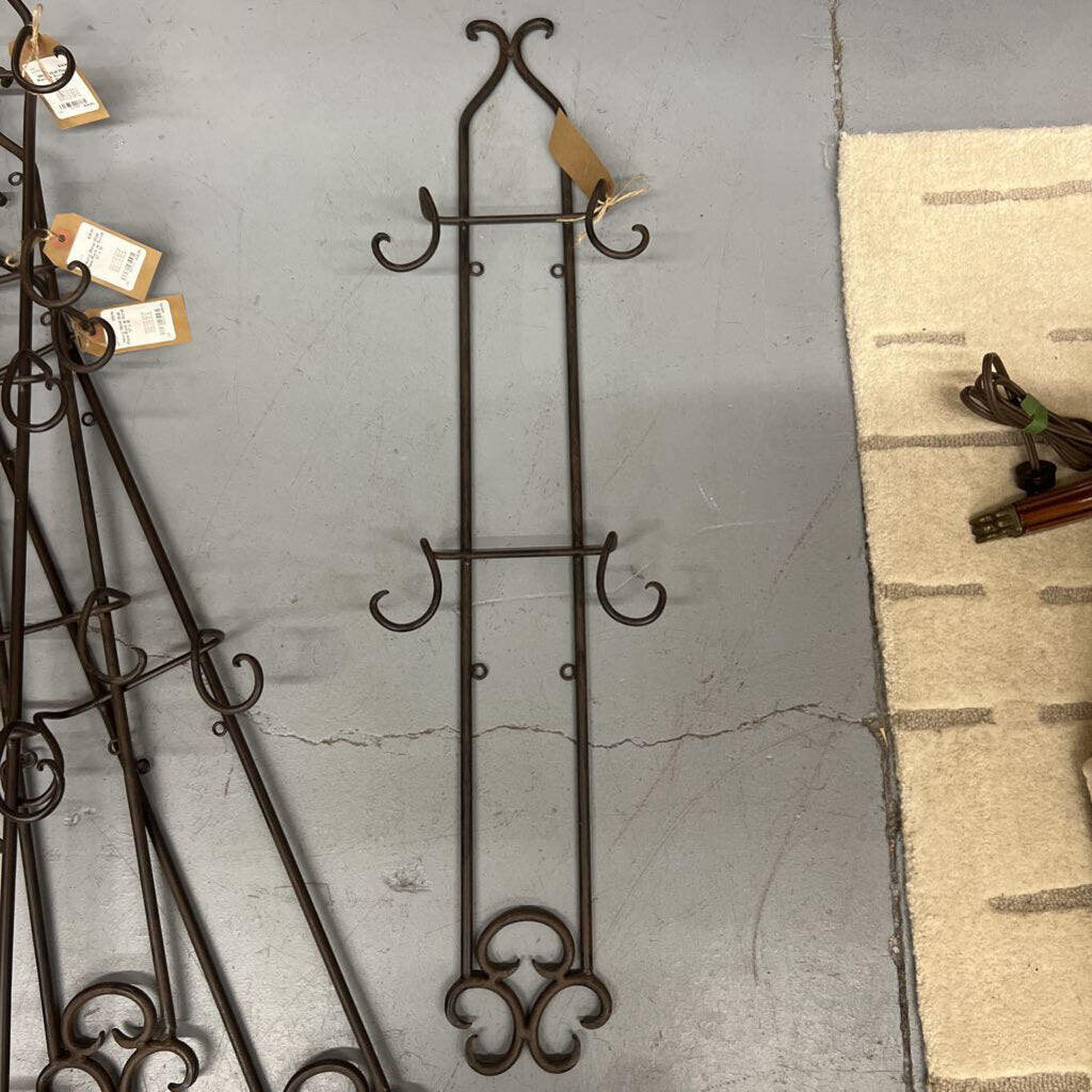 Heavy Metal Wall Plate Rack w Scroll