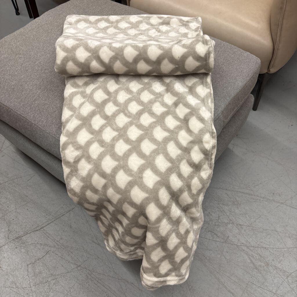 Plush Throw Blanket w a Gray & White Scalloped Pattern