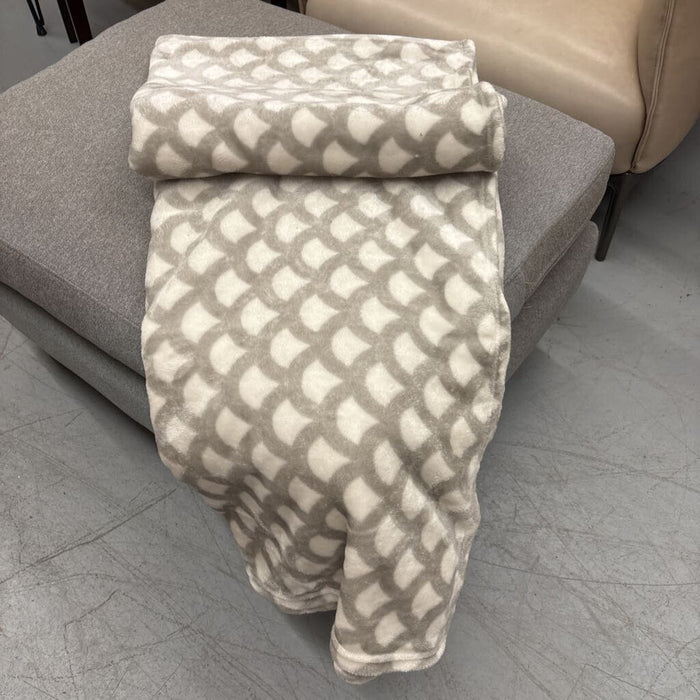 Plush Throw Blanket w a Gray & White Scalloped Pattern