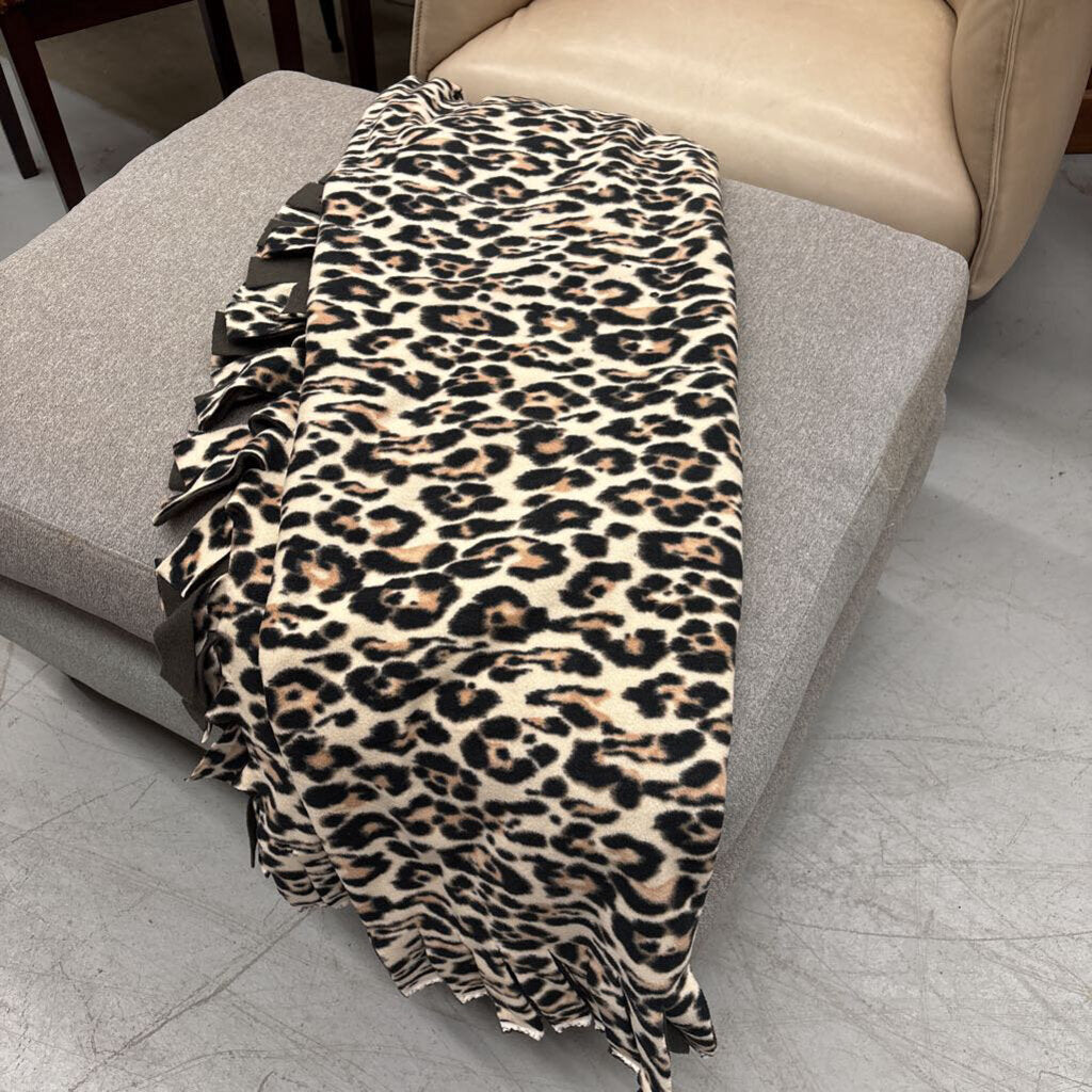 Fleece Tie Throw w Leopard Print Pattern