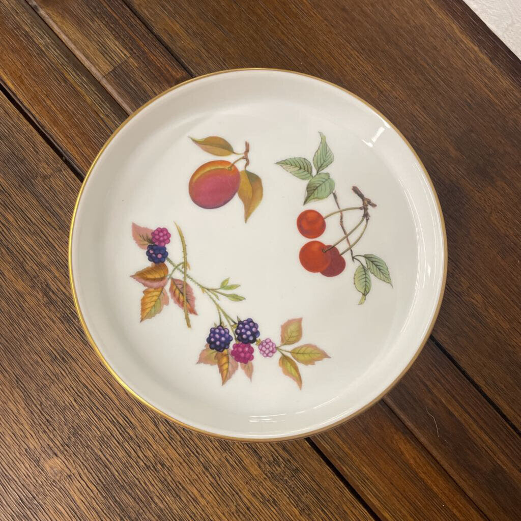 Royal Worcester 1961 Evesham Round Plate w Gold Rim