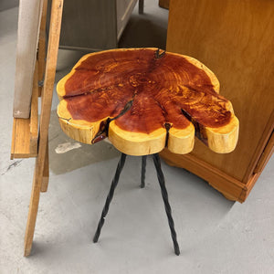 NEW Round Indoor/Outdoor Red Cedar Side Table w Metal Base ( 17DIA 26H)