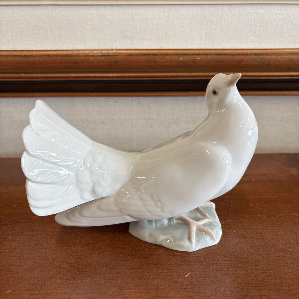 Lladro Daisa Porcelain "Peaceful Dove" Figurine