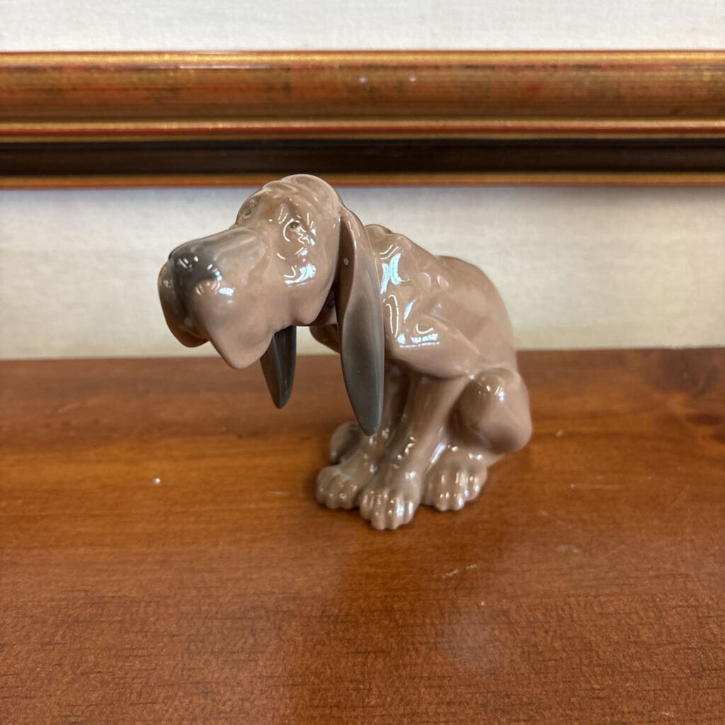 Lladro Daisa Porcelain "Timid Dog" Figurine