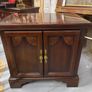 Strathroy Mahogany Traditional Bedside Table