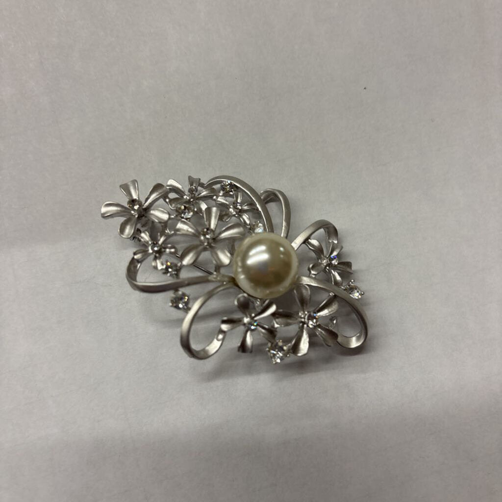 Brooch Pearl w 5 Petal Flowers