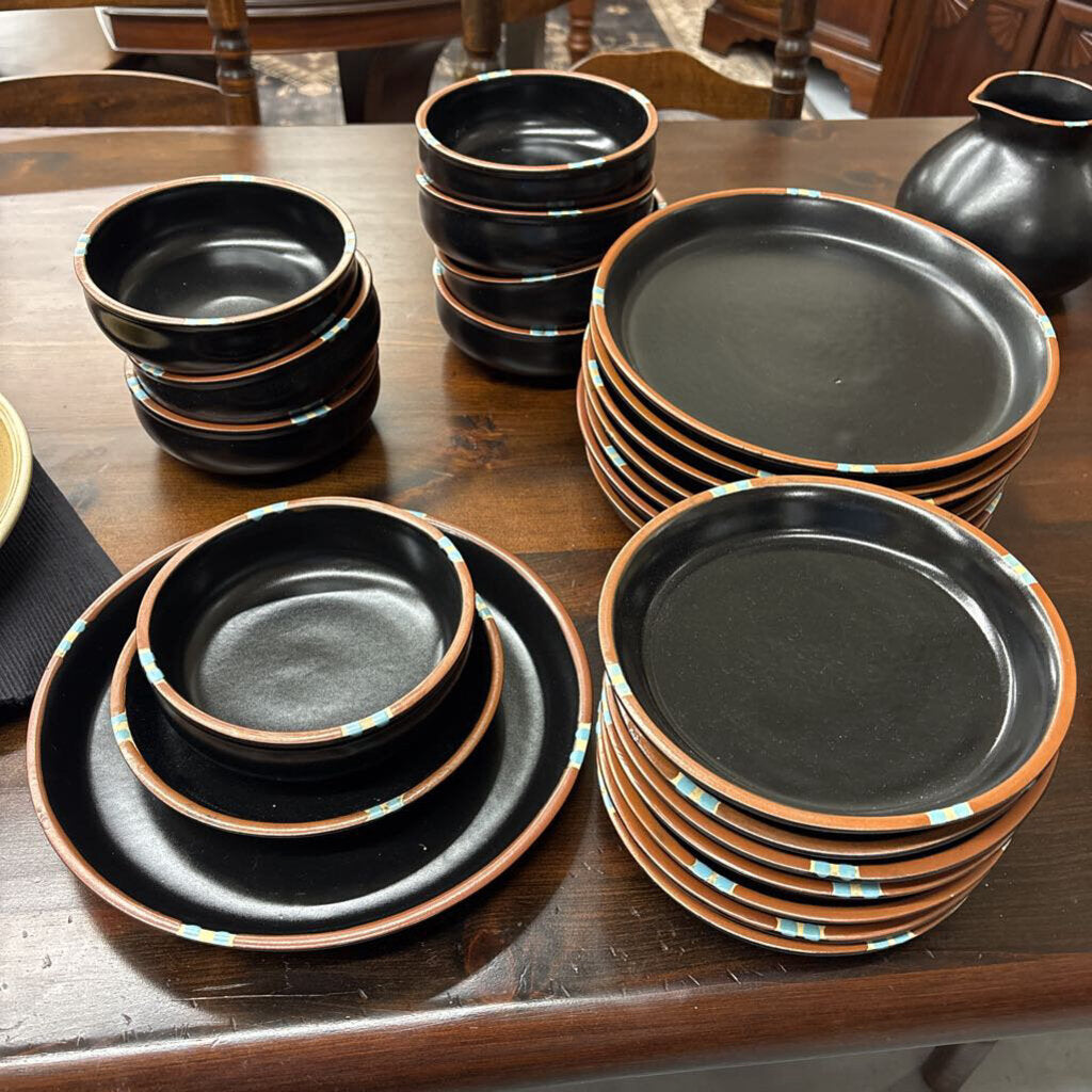 Mesa Dinnerware - 8 x 3 piece settings