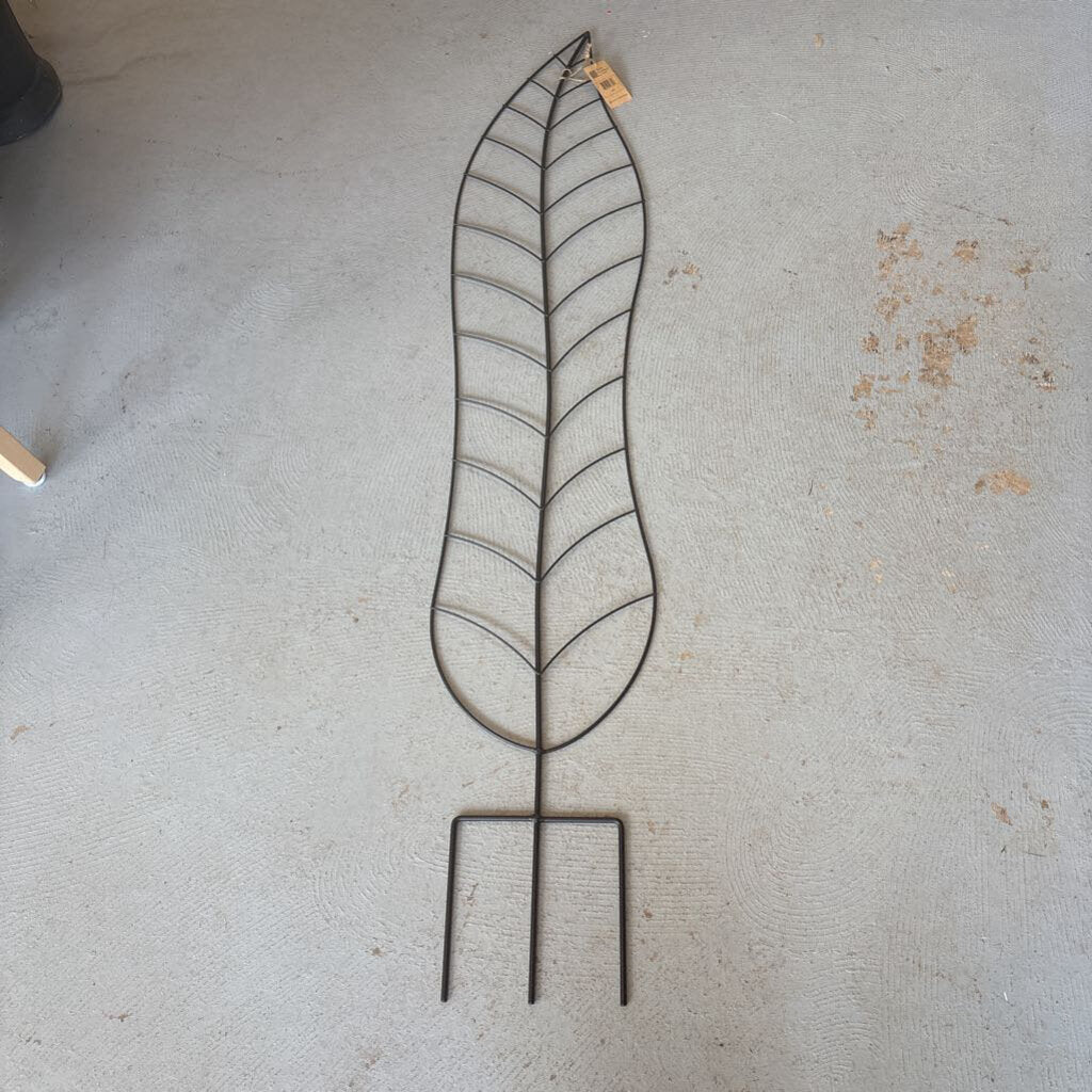 9587 - Large Metal Leaf Trelis