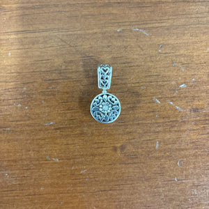 Sterling Silver Pendant w Mother of Pearl Deatil